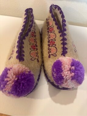Minas LP Traditional Greek Wool Kids Pom-Pom Slippers - US 11 UK 10
